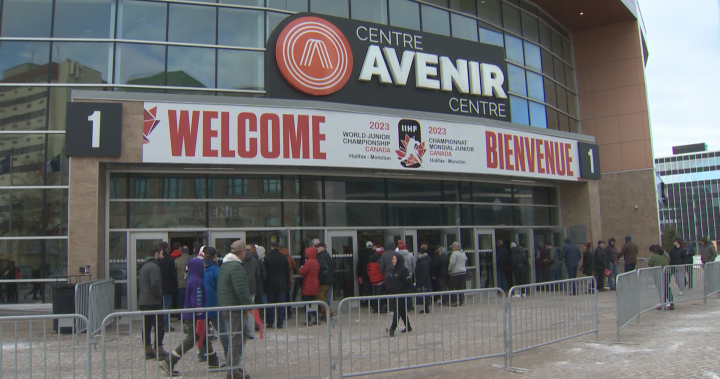 Hokejoví fanúšikovia prichádzajú do Moncton, NB pre juniorov sveta