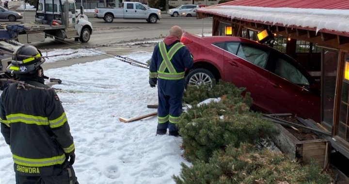 Kelowna, B.C. emergency crews respond after vehicle smashes into restaurant – Okanagan | Globalnews.ca