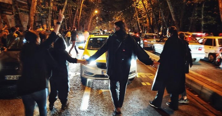 Тълпа от Уинипег се събира в подкрепа на осъдения на смърт ирански рапър