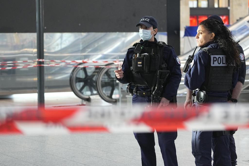 Paris knife attack: Suspect who stabbed 6 at train station shot by police – National | 24CA News