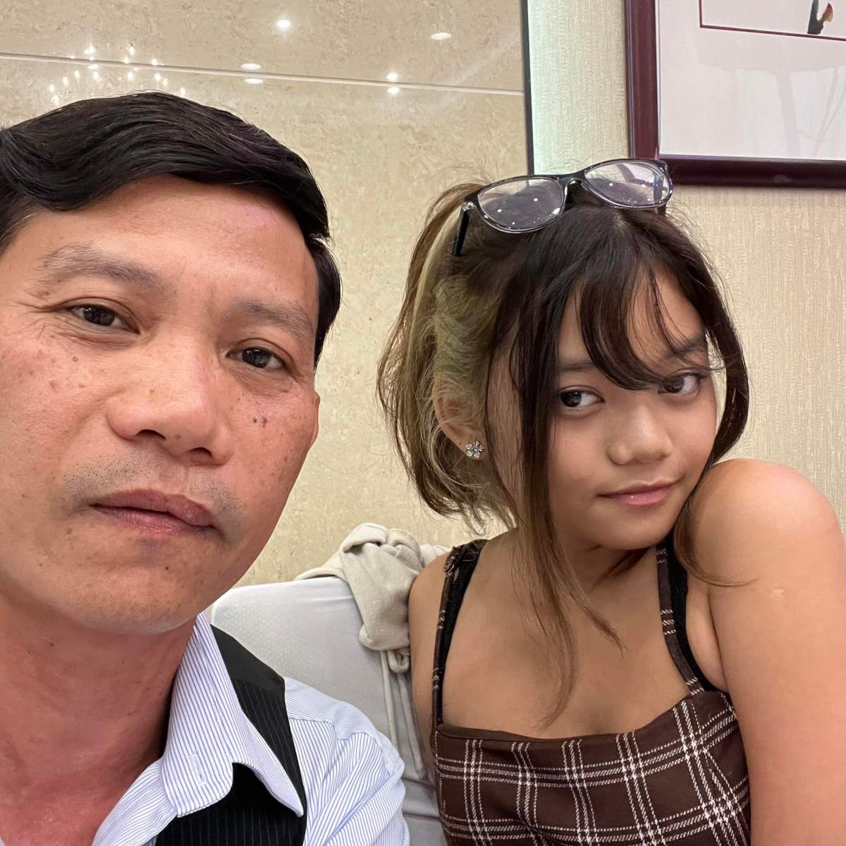 18-year-old Kathy Kim Le with her father.