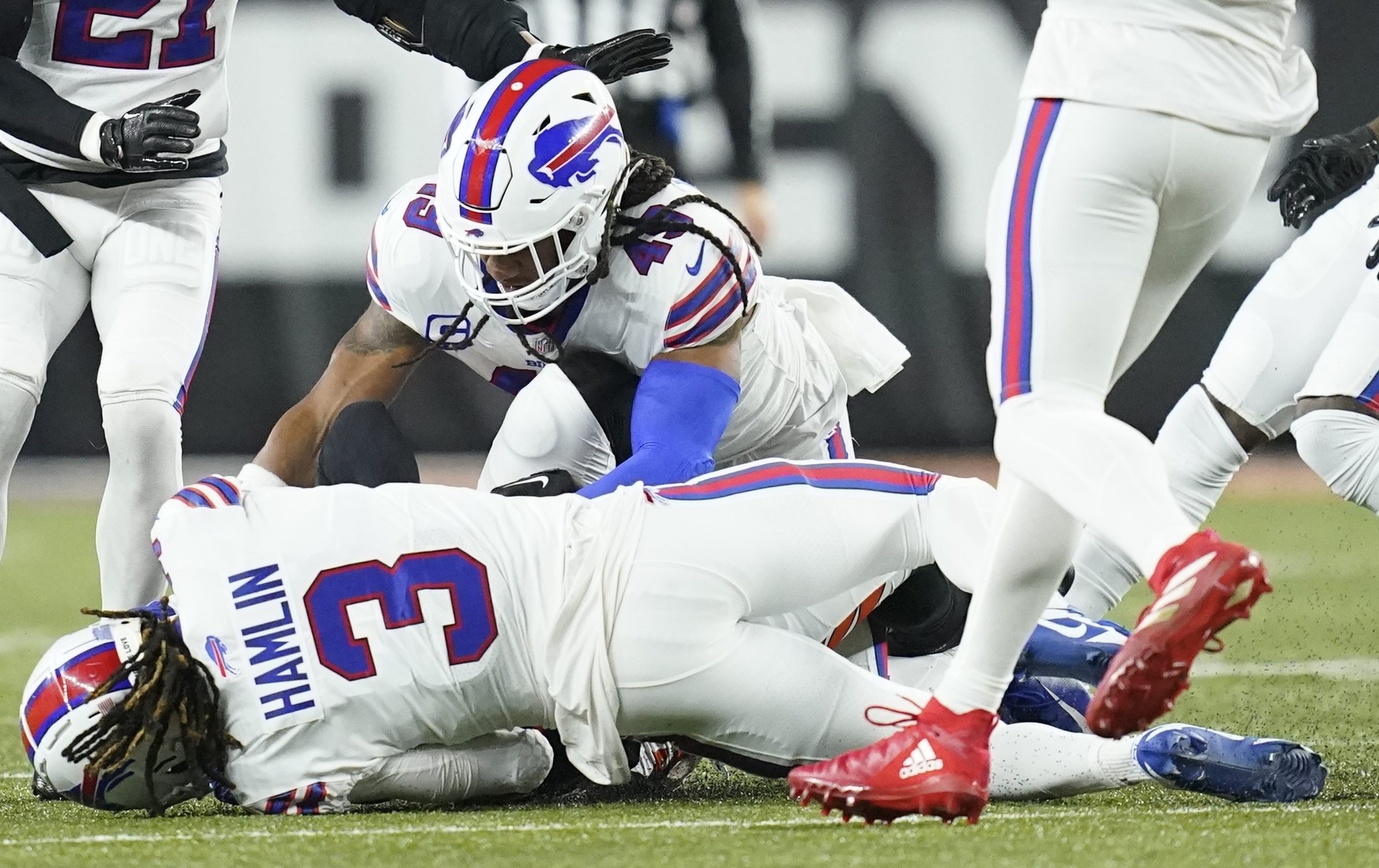 Buffalo Bills player Damar Hamlin collapses after tackle, in ‘critical condition’ – National | 24CA News