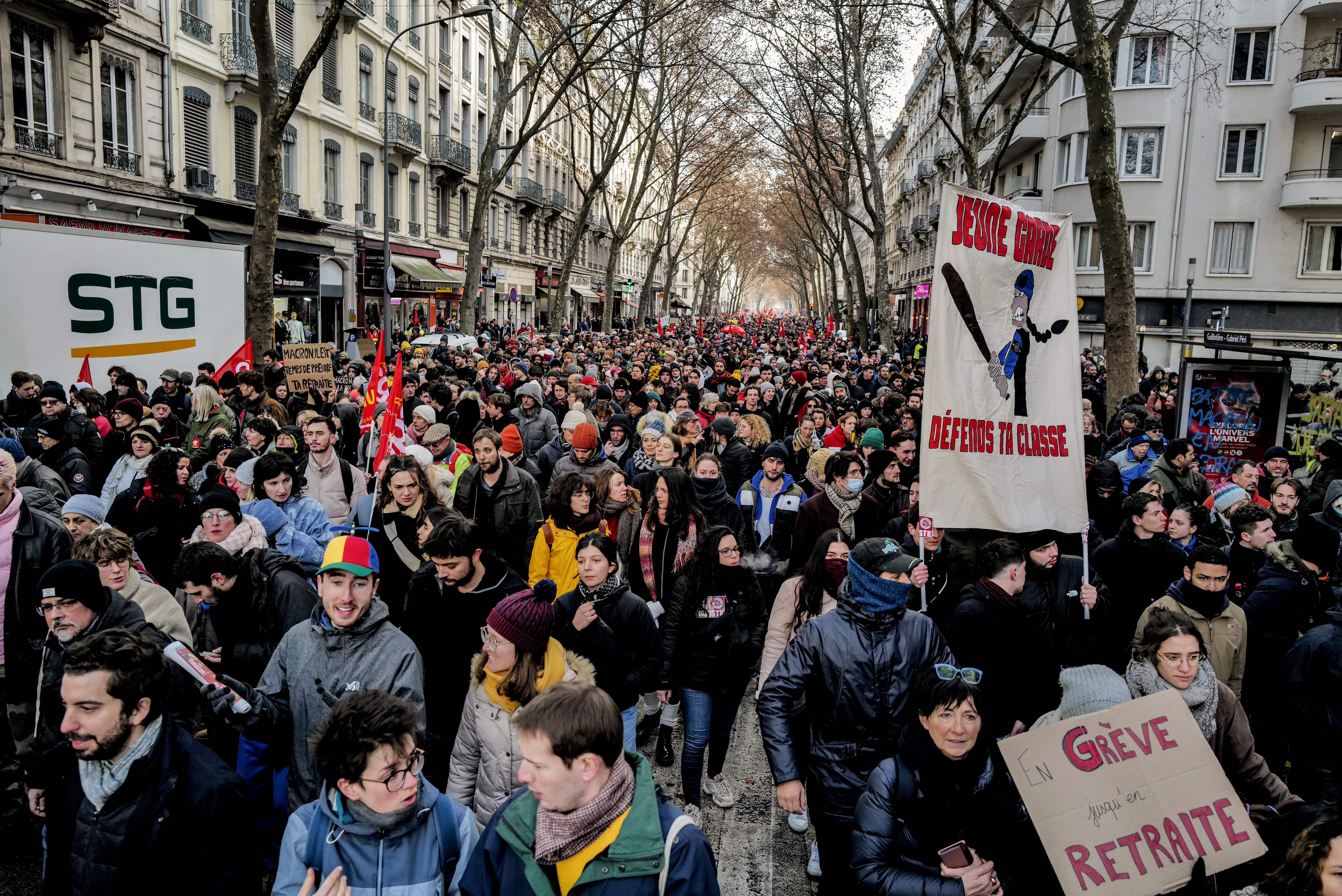 Nationwide strikes, protests break out in France over government’s pension changes – National | 24CA News
