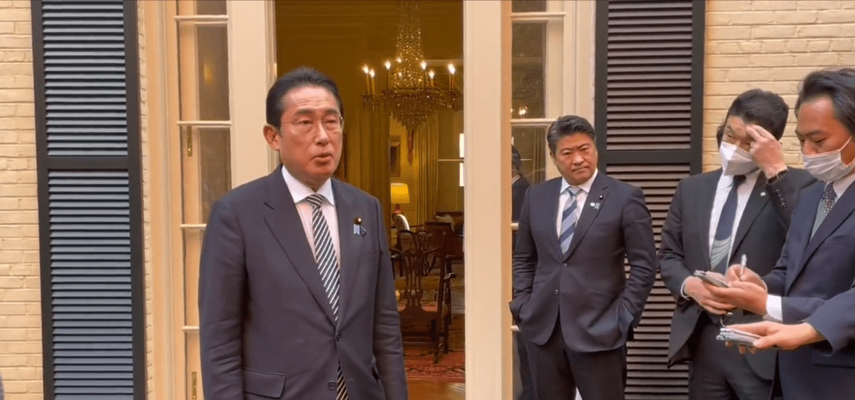 Japanese prime minister Fumio Kishida speaks to reporters. In the back, Seiji Kihara, the deputy chief cabinet secretary, has his hands in his pockets.