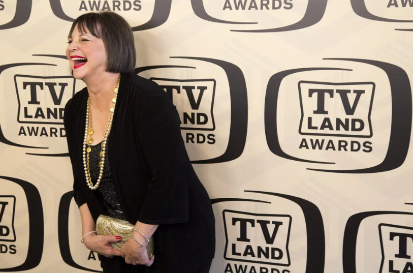Cindy Williams laughing on a red carpet.