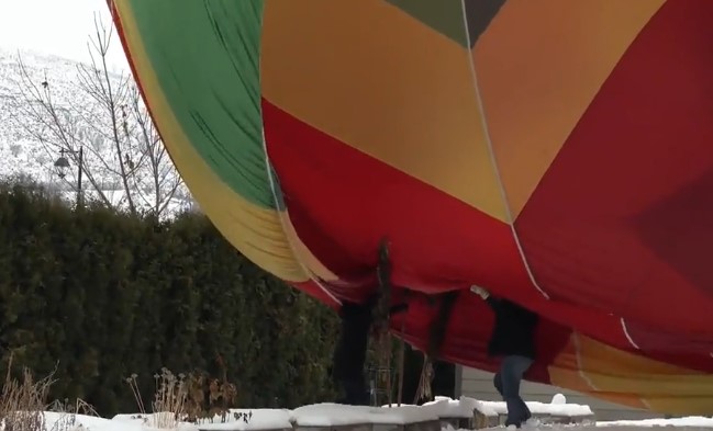 Hot air balloon makes unplanned landing in Vernon parking lot  | 24CA News