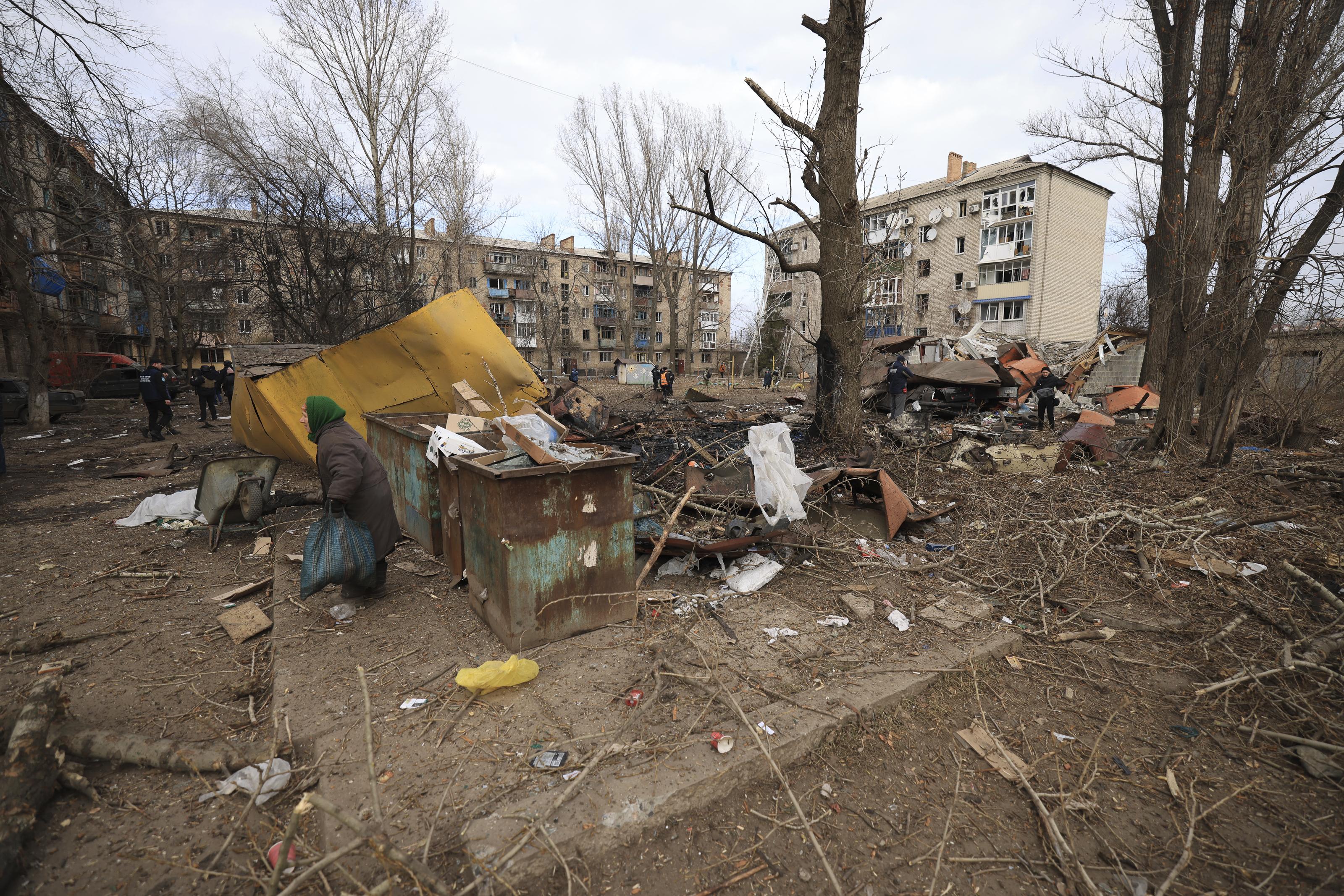 One dead after Russian missile strikes Kharkiv apartment building: governor – National | 24CA News
