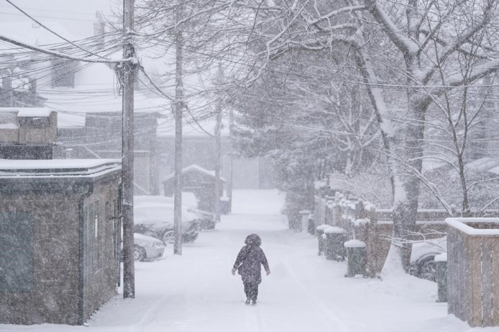 Toronto area wakes up to winter storm dumping of heavy snow, ice