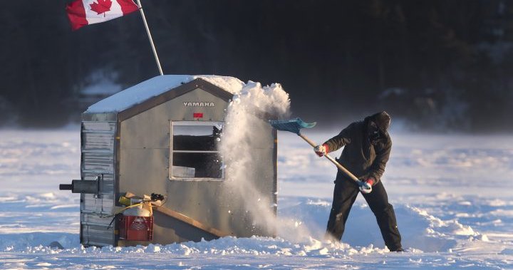 На рибарите за риболов на лед в Онтарио се напомня да премахнат колибите, тъй като сезонът наближава края си