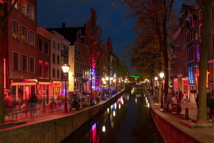 æstetisk klog Piping Red light on green: Amsterdam to ban cannabis smoking in Red Light District  | Rock 101