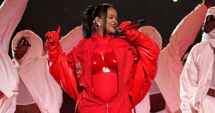 Rihanna enceinte pour la 2e fois, révèle une bosse lors de la mi-temps du Super Bowl 2023 – National