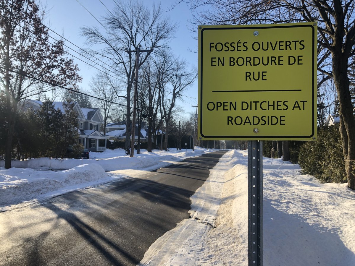 The town of Baie-D'Urfé installs signs warning drivers of ditches. 