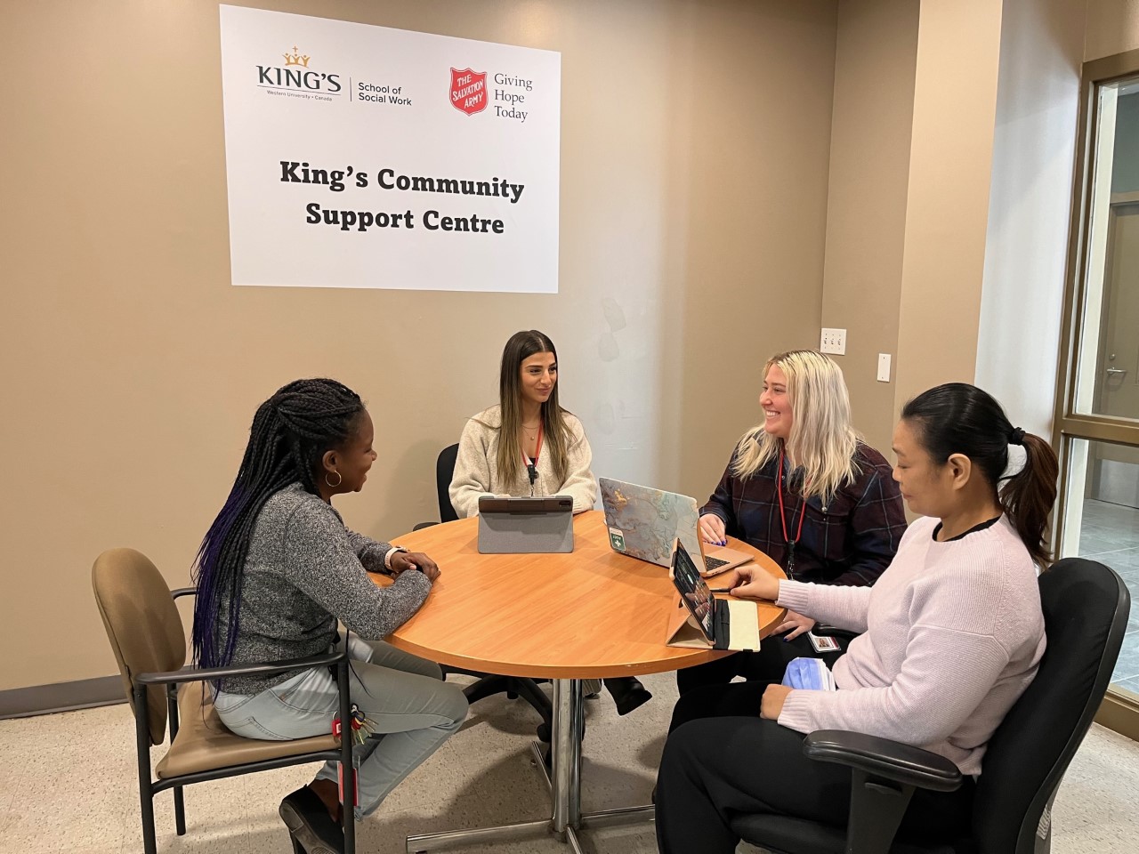 Безплатната програма за социална работа от King s University College ще