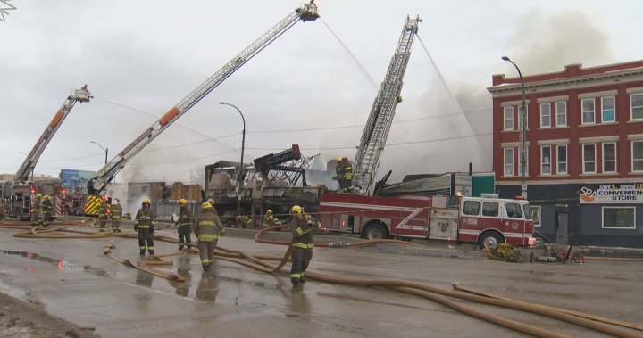 “It’s been a very challenging night”: WFPS battles Main Street blaze – Winnipeg | Globalnews.ca