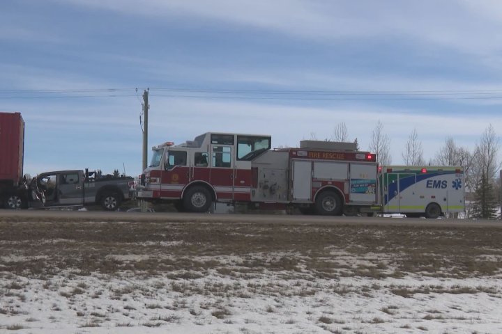 Fatal crash closes highway south of Calgary