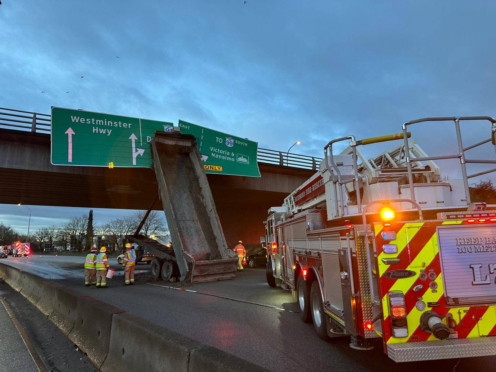 Video captures moment dump truck collides with Richmond B.C. overpass - BC  | Globalnews.ca