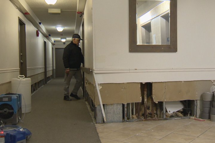 Tenants say owners of Côte Saint-Luc apartment building to blame for recent flooding
