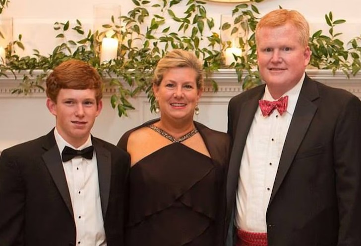 Paul, Maggie and Alex Murdaugh pose together in an undated photo.