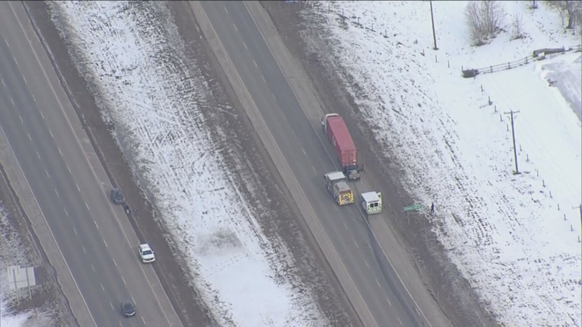 Fatal crash closes highway south of Calgary - Calgary | Globalnews.ca