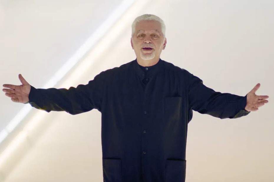 Franco-Spanish fashion designer Paco Rabanne acknowledges the applause at the end of his fall-winter 2000/2001 collection on March 3, 2000 in Paris, France.