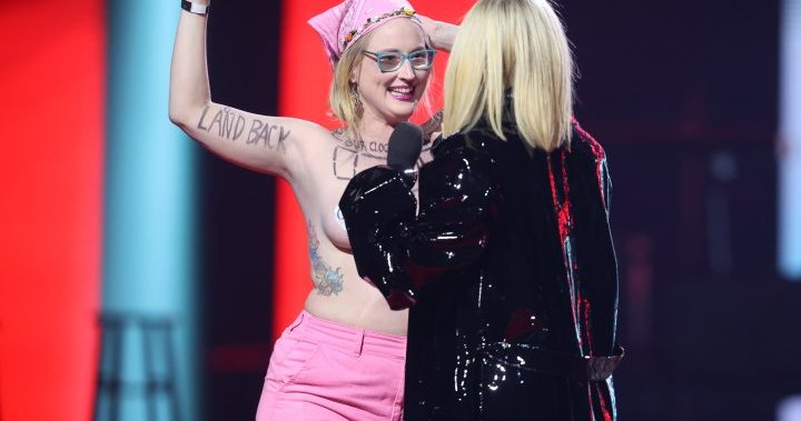 Nude Ontario Greenbelt protester interrupts Avril Lavigne at Juno Awards