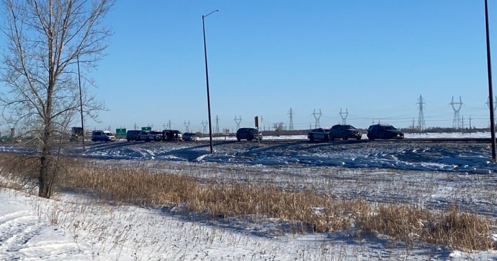 1 dead, police investigate apparent car fire on Lagimodiere Boulevard in Winnipeg