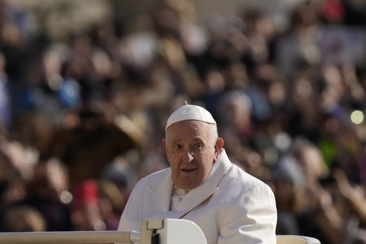 Pope Francis in hospital with lung infection after difficulty breathing – National | 24CA News