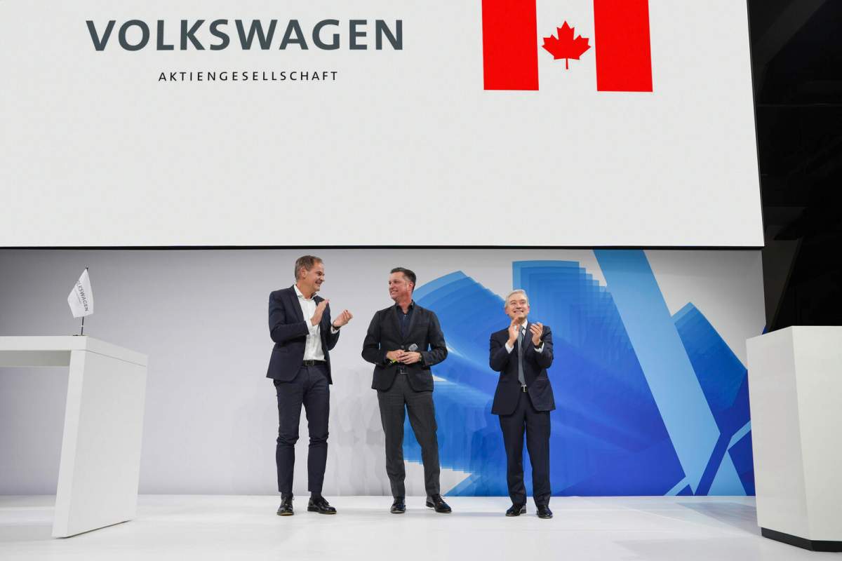 Left to right, Oliver Blume, CEO Volkswagen Group;
Thomas Schmall, Group Board Member Technology and Hon. François-Philippe Champagne, Minister of Innovation, Science and Industry announce a new EV battery manufacturing facility for St. Thomas, Ont.