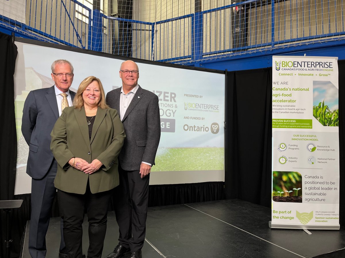 (Left) Dave Smardon,
CEO Bioenterprise Canada, Lisa Thompson, minister of agriculture, food and rural affairs, and Rob Flack, MPP for Elgin-Middlesex-London and parliamentary assistant to the minister of agriculture, food and rural affairs.