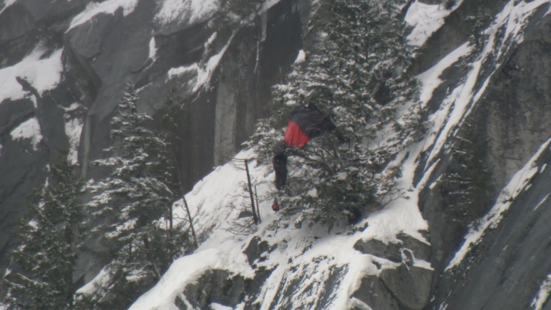BASE jumper rescued from the Stawamus Chief after his parachute gets snagged  | 24CA News