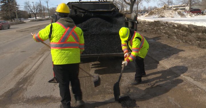 City of Winnipeg crews temporarily filling early season potholes