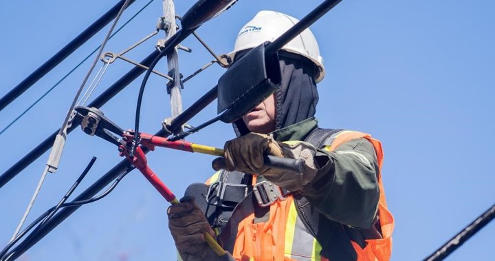 Онтарио работи с „пълна сила“, след като хиляди загубиха електричество след бури