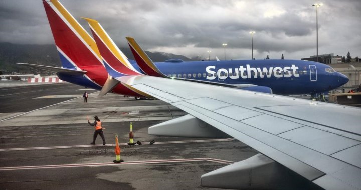 Самолет на Southwest Airlines се върна в Денвър в неделя сутринта