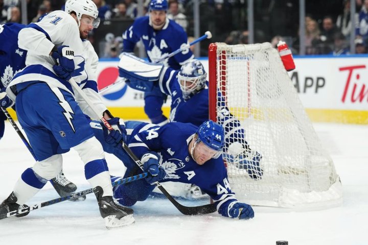 Lightning throttle Leafs 7-3 in Game 1