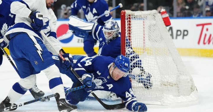 Les Maple Leafs de Toronto ont hué hors de la glace lors d’une défaite de 7-3 contre le Lightning dans le premier match