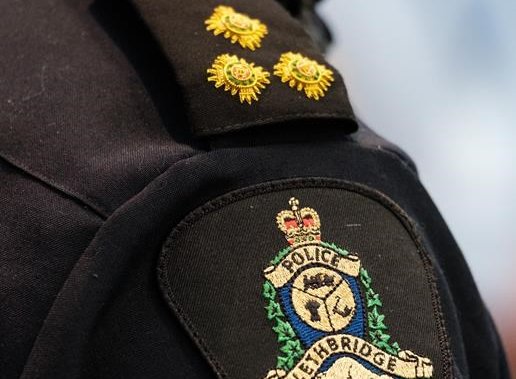 Полицията в Летбридж казва че сложна измама включваща съобщено вземане