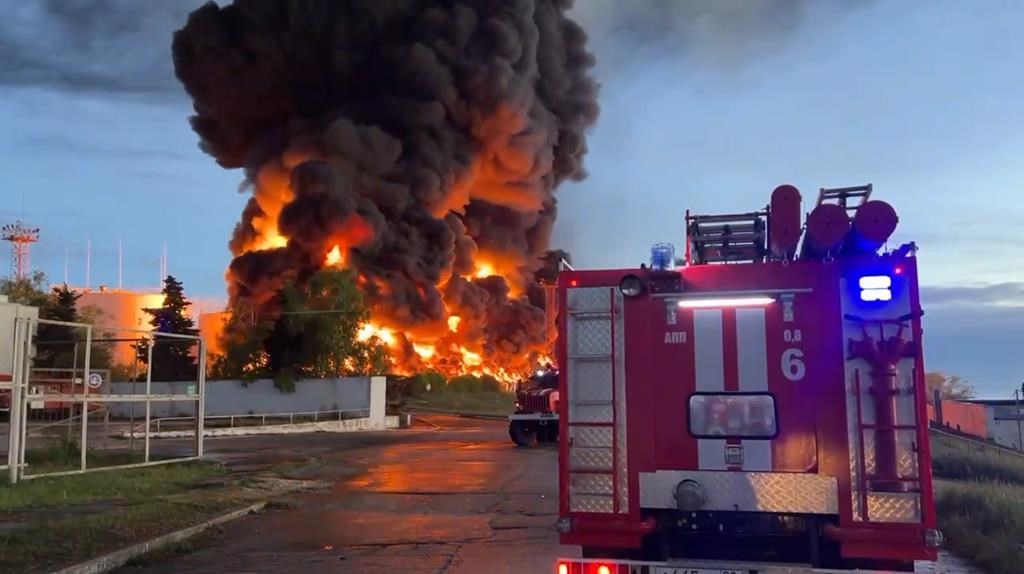 Massive fire in Crimea after Ukrainian drones strike oil depot, Russia says – National | 24CA News