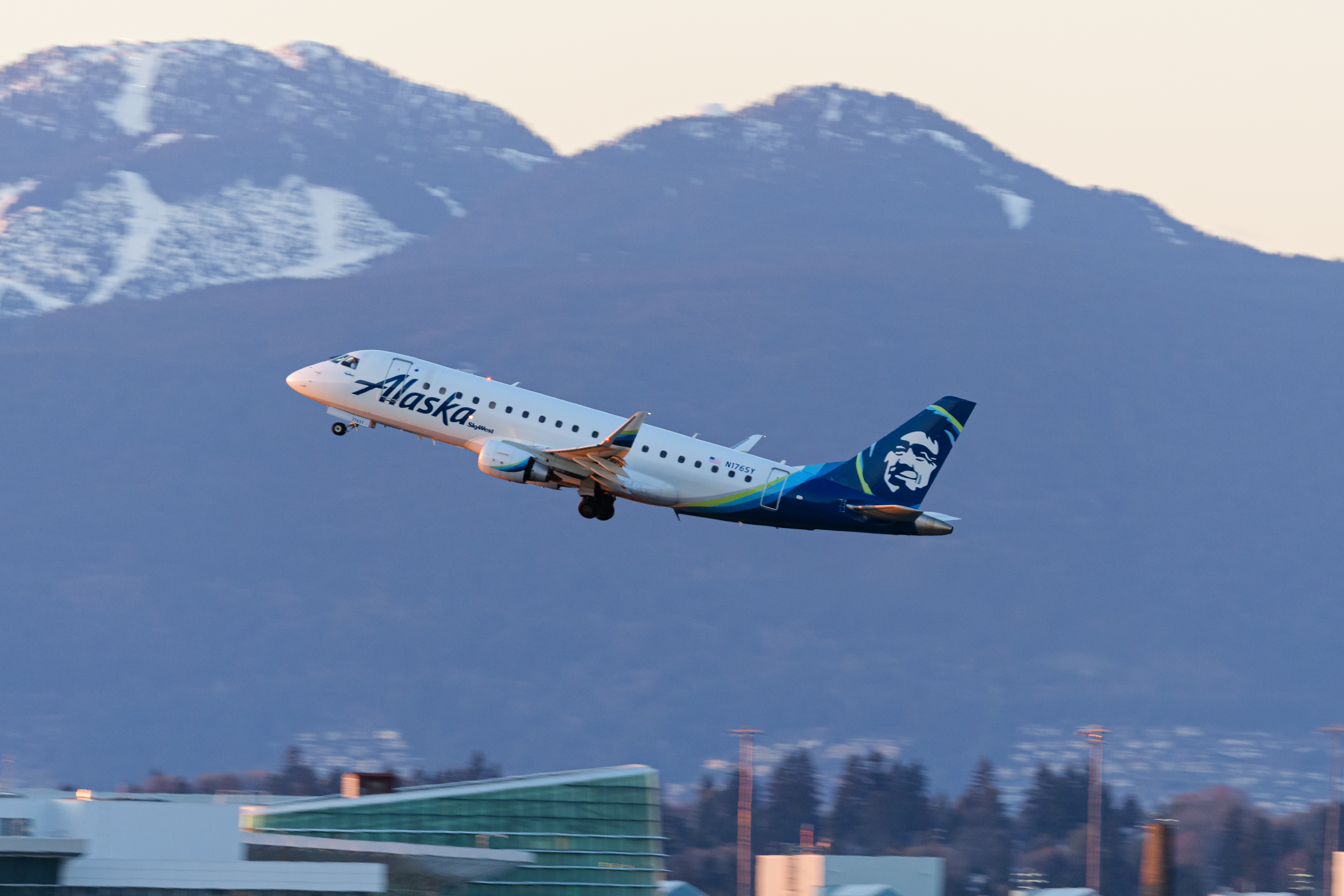 Самолет на Alaska Airlines взриви прозорец и част от фюзелажа