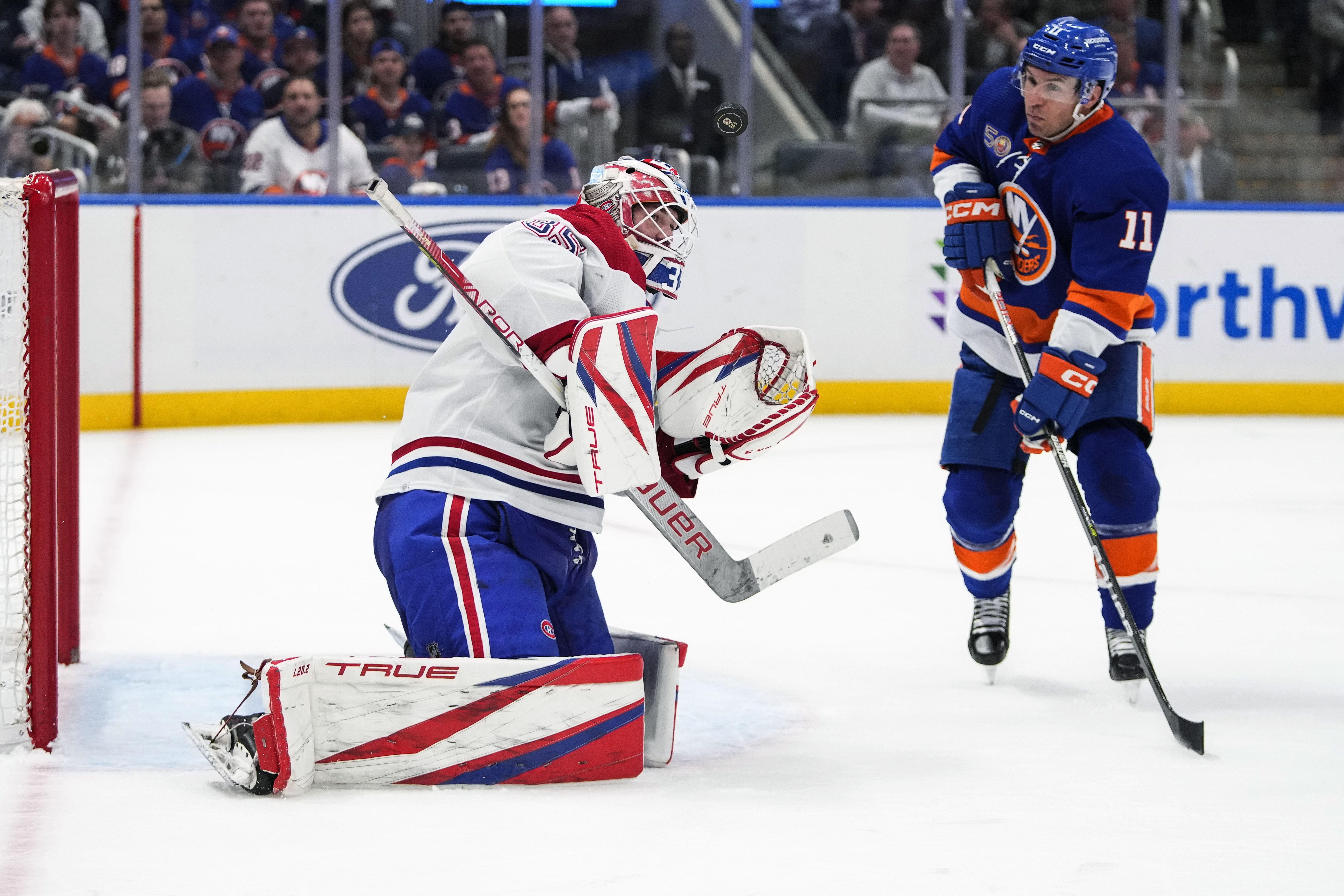 Islanders whip Canadiens to clinch playoff spot