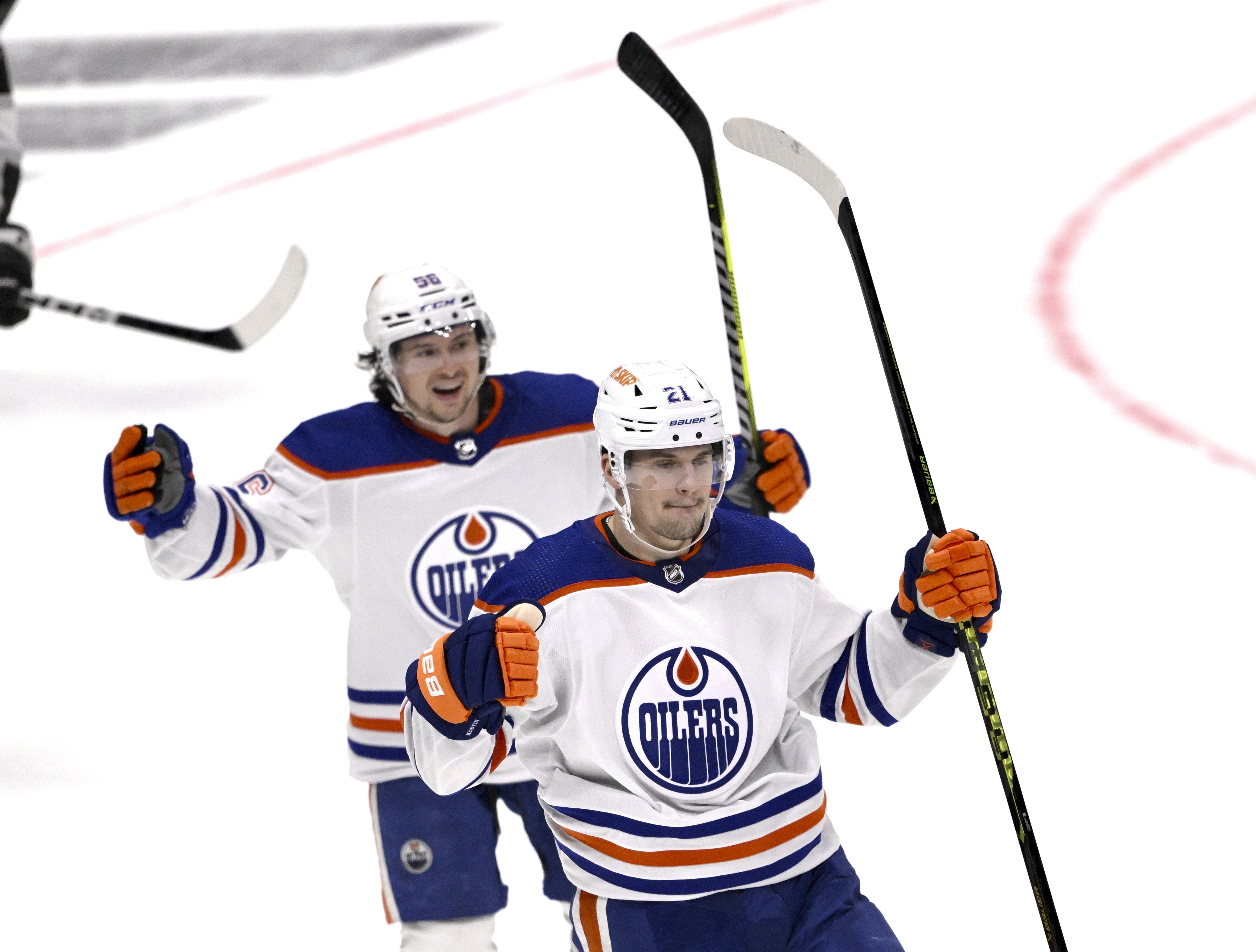 Oilers advance to second round with 5-4 victory over Kings