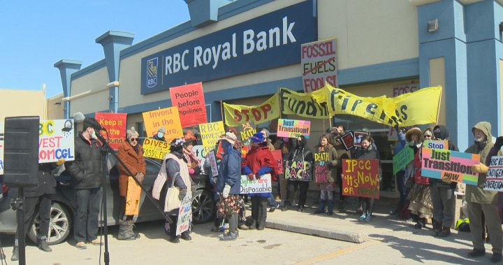 Winnipeggers protest against RBC’s funding for fossil fuel projects – Winnipeg | Globalnews.ca