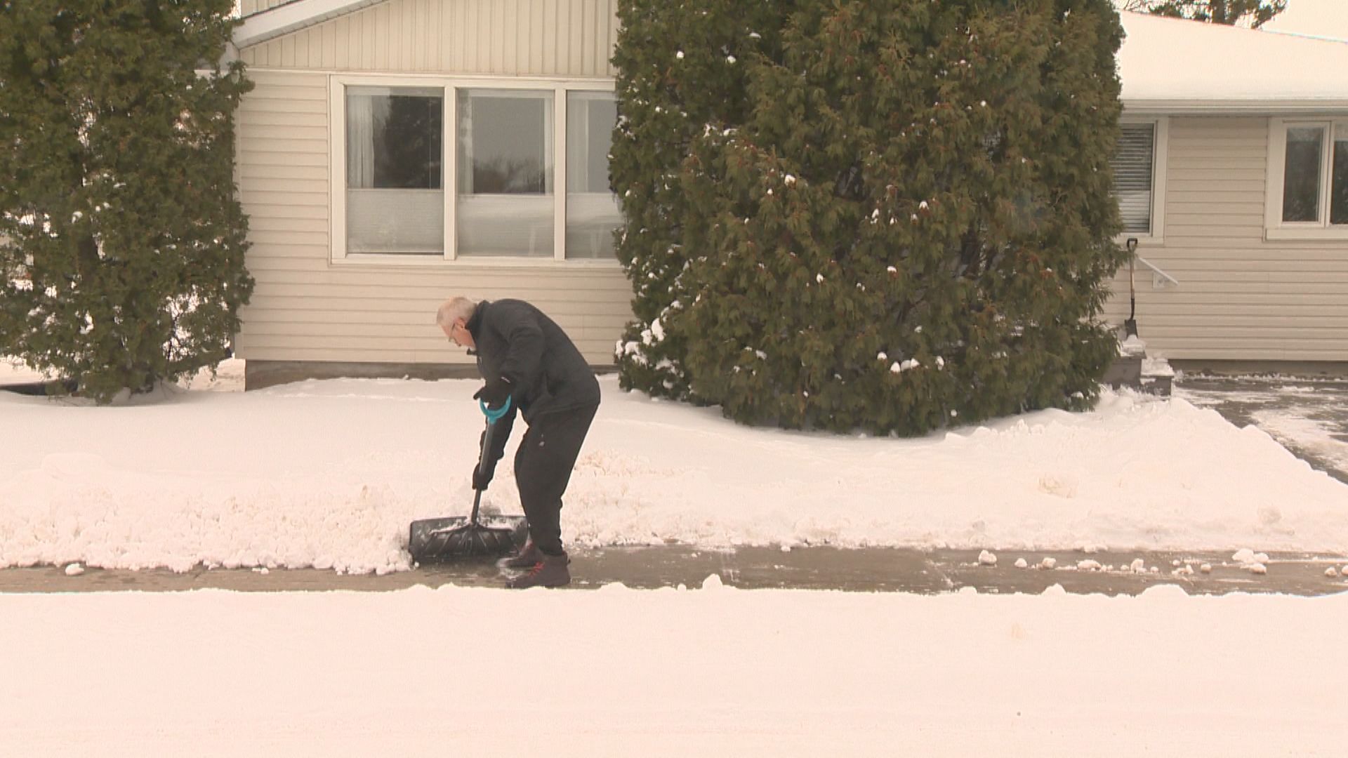 Regina residents left shovelling after April snow: ‘I thought we were done with it’ – Regina | 24CA News