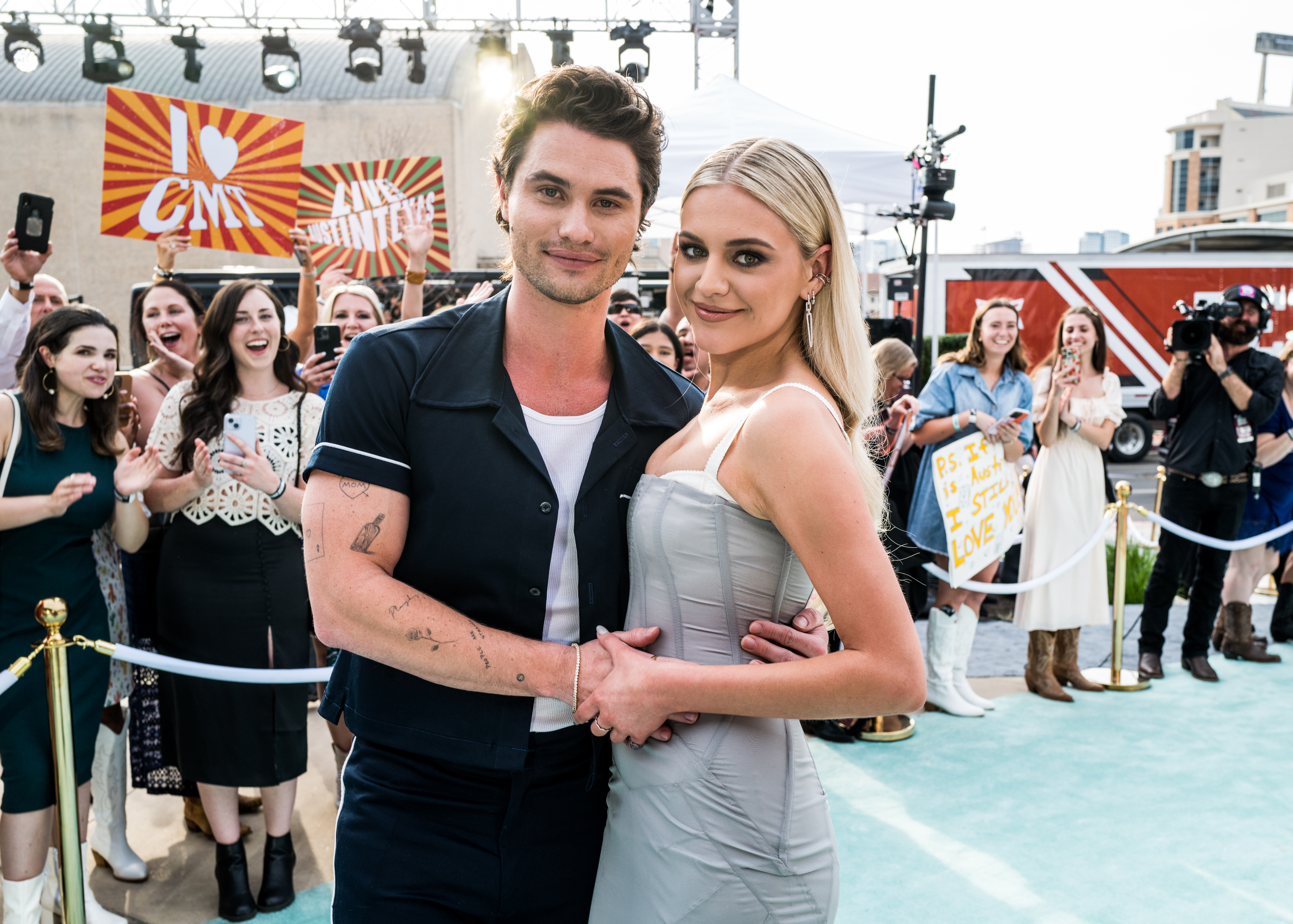 Kelsea Ballerini And Chase Stokes Make Adorable Red Carpet Debut - Vimarsana News