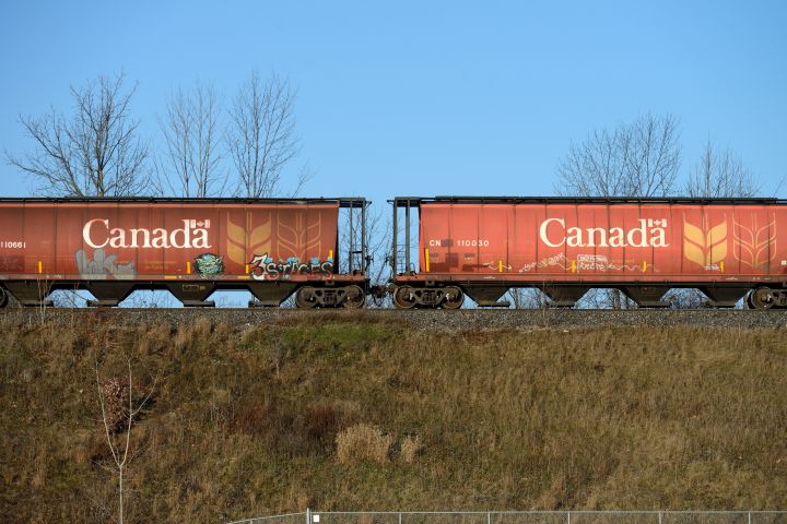 Train derails east of Edmonton, TSB says ‘no dangerous goods involved’ – Edmonton | 24CA News