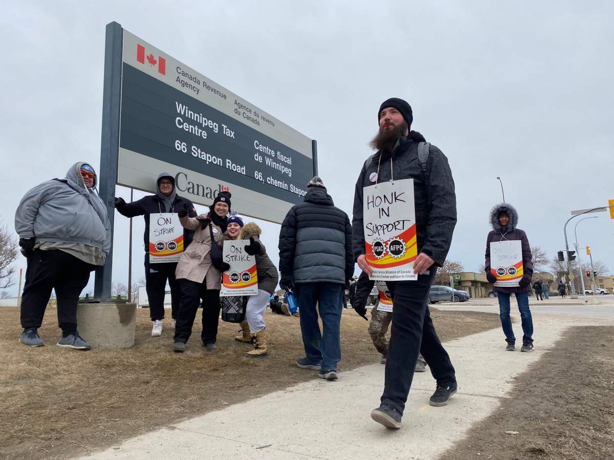Massive PSAC strike draws 9,000 Manitobans to the streets on Wednesday - image