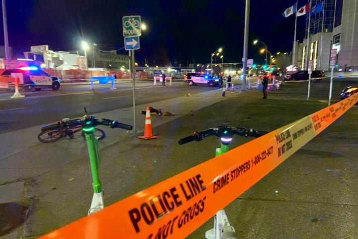 Edmonton police shoot suspect after 2 people stabbed on busy downtown street