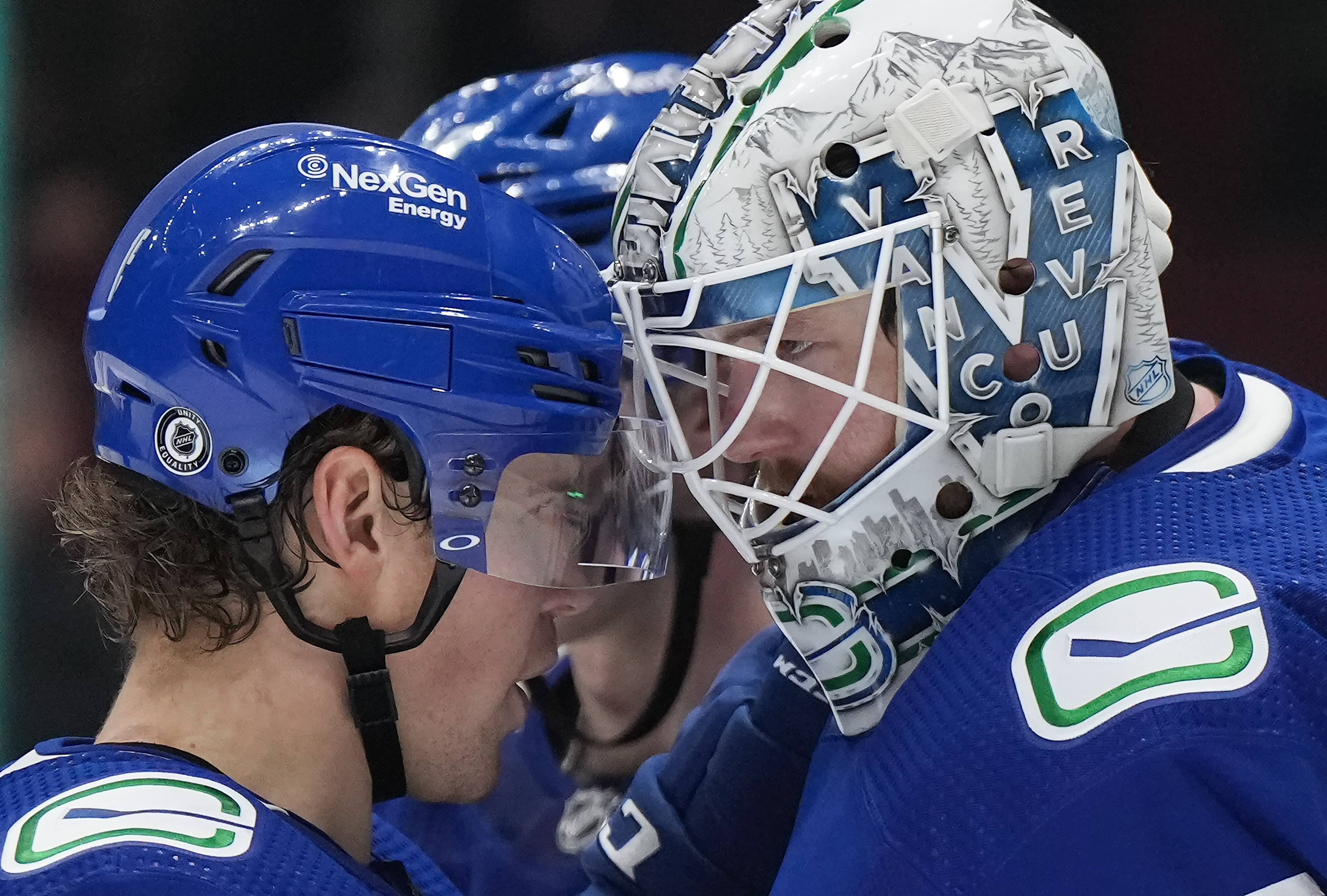 Demko earns 3rd career shutout, Canucks blank struggling Blackhawks 3-0 - Vimarsana News