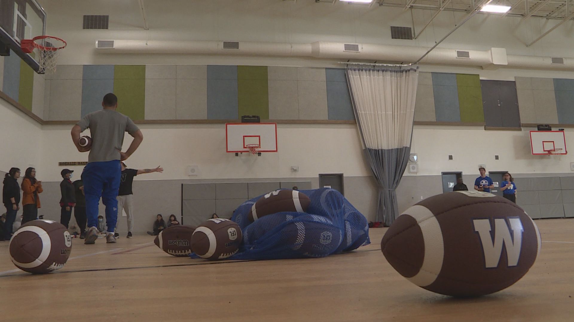 Сините бомбардировачи на Уинипег пренасят играта си в северна Манитоба Футболният