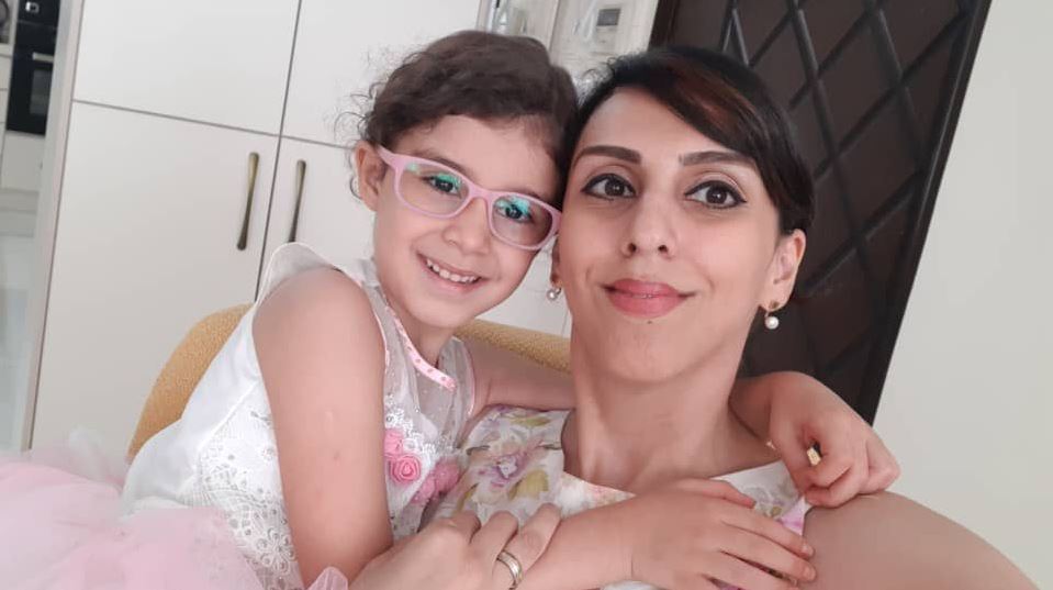 Samin Ehsani and her daughter can be seen in this photo together.