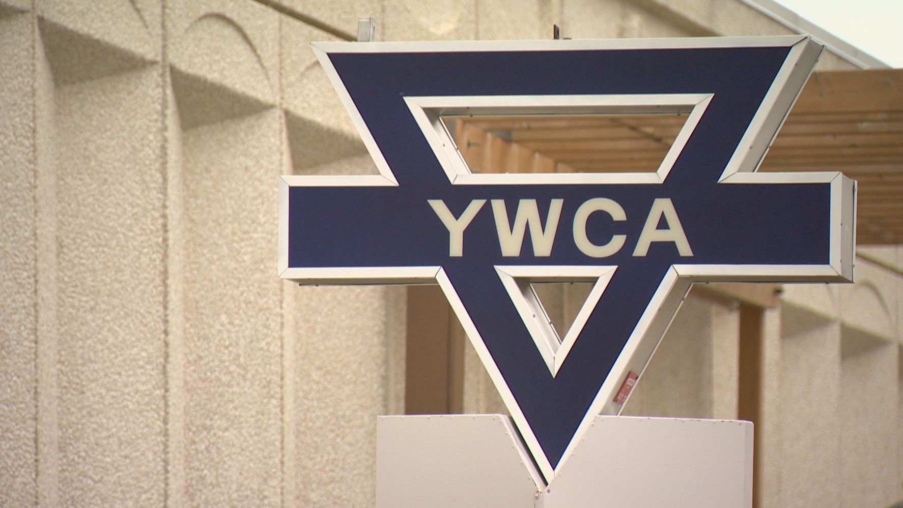 Разследването на съдебния лекар за смъртта на жена паднала на